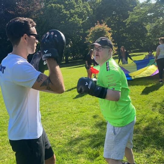 2 men doing box fitness in the park